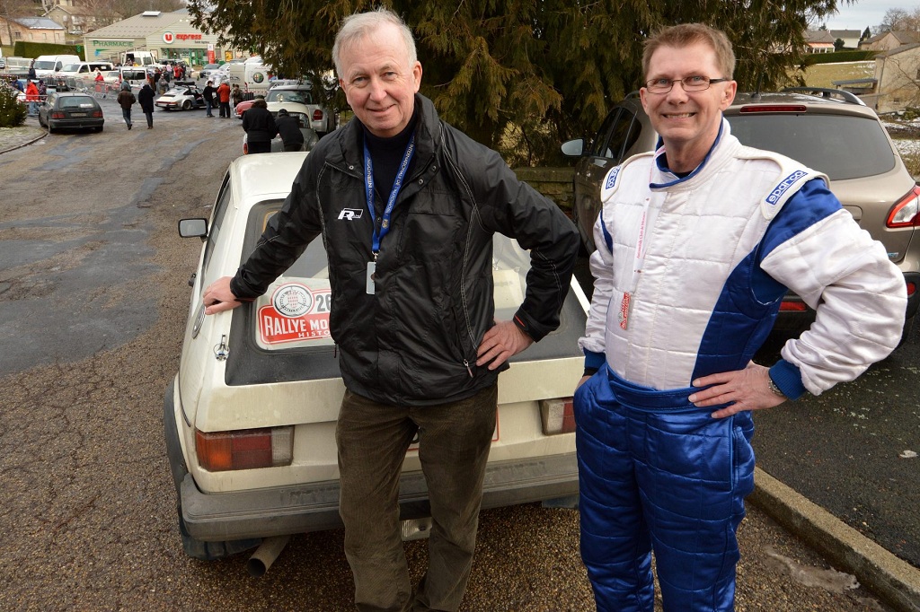 Hviletidsbestemmelser findes ikke i Rallye Monte-Carlo Historique. Bent Mikelsen og Jan Østergaard slapper af i en kort servicepause.